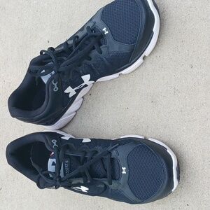 Mens UA tennis shoes.
